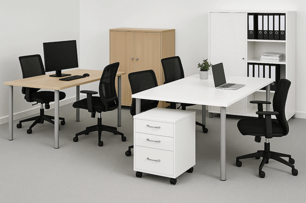 Kancelária s bielym a dreveným kancelárskym nábytkom