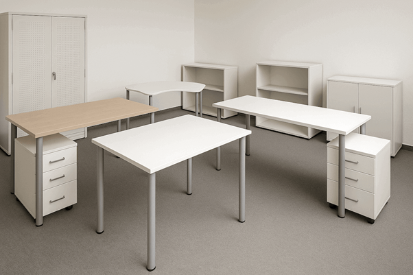 Biele kancelárske stoly a skrinky v miestnosti